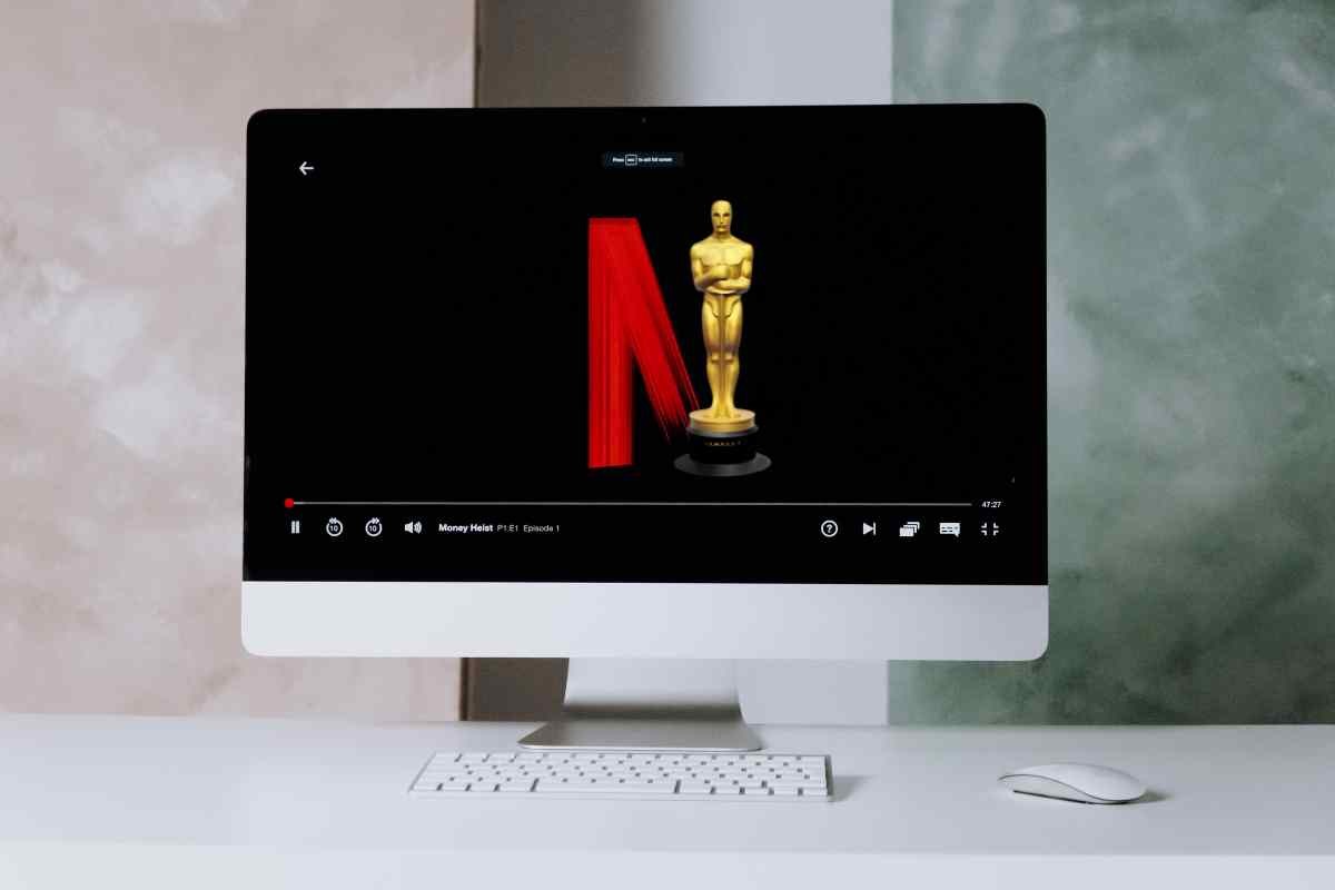 Monitor del computer con dentro la N di Netflix completa di un premio Oscar