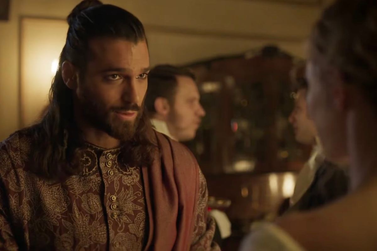 Can Yaman nei panni di Sandokan in una scena della serie parla con una donna
