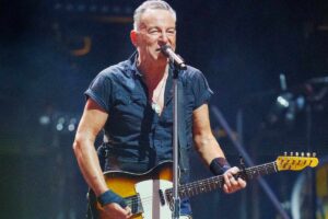 Bruce Springsteen con la chitarra durante un concerto