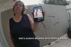 Susan Lorincz in una scena del documentario mostra il suo cellulare con la foto di un bambino