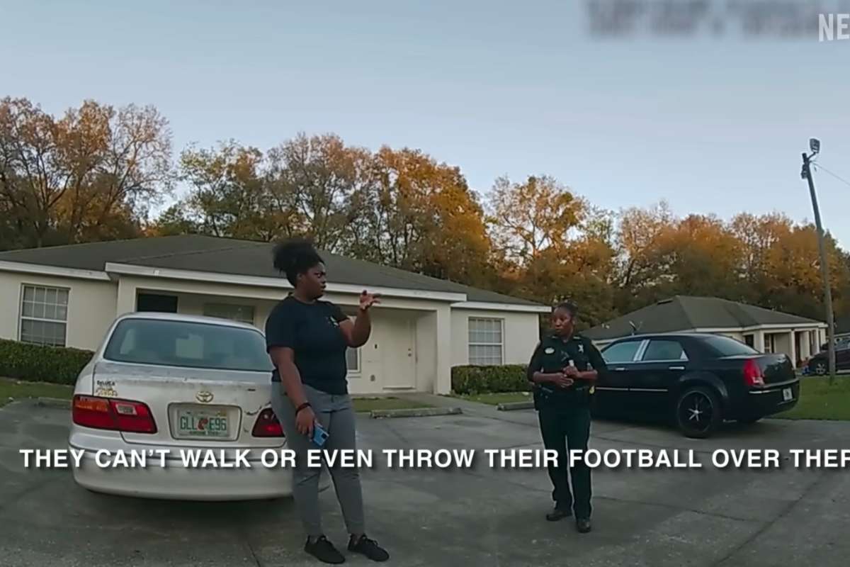 La scena del documentario con due poliziotti