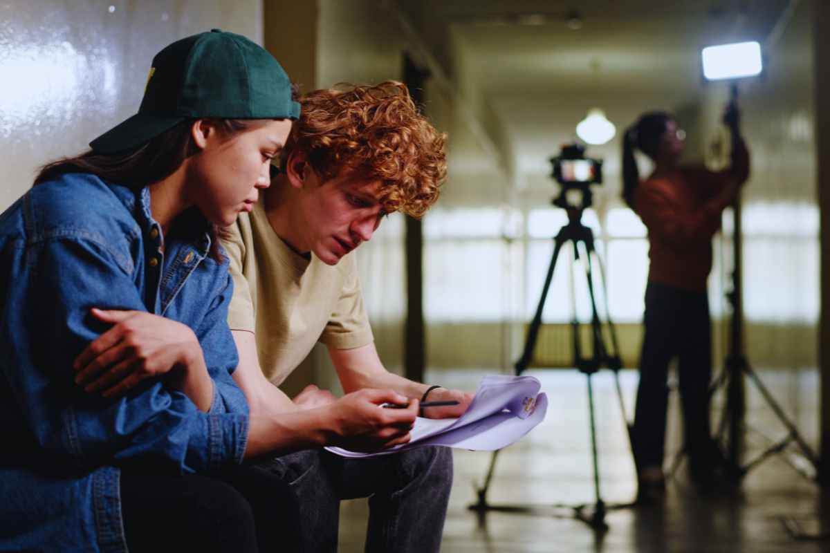 Due ragazzi leggono una sceneggiatura