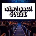 Sala cinema e scritta "attori quasi 50enni"