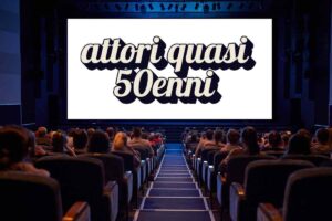 Sala cinema e scritta "attori quasi 50enni"