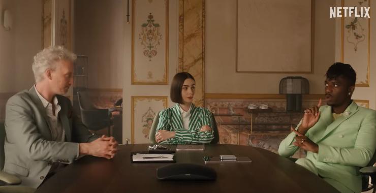 Tre protagonisti di Emily in Paris seduti ad un tavolo