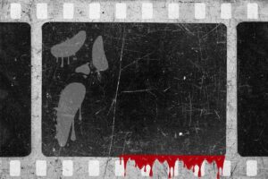 Pellicola cinematografica antica con una faccia che urla e del sangue che cola