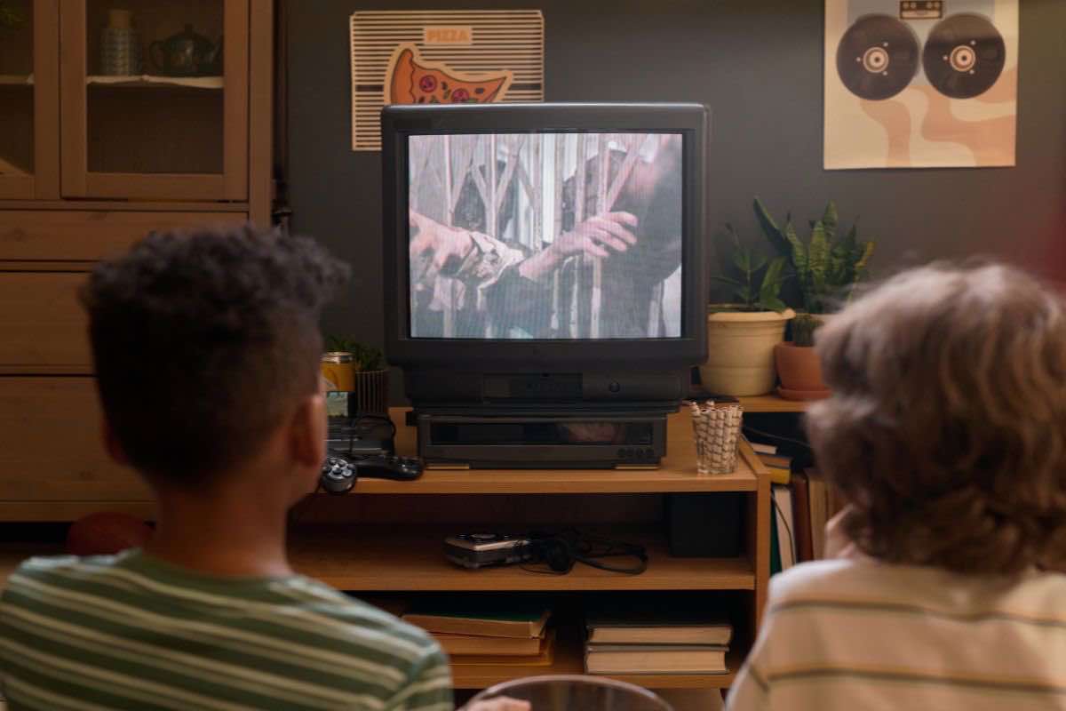 due bambini di fronte alla tv
