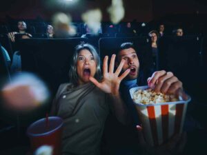 Due persone terrorizzate al cinema