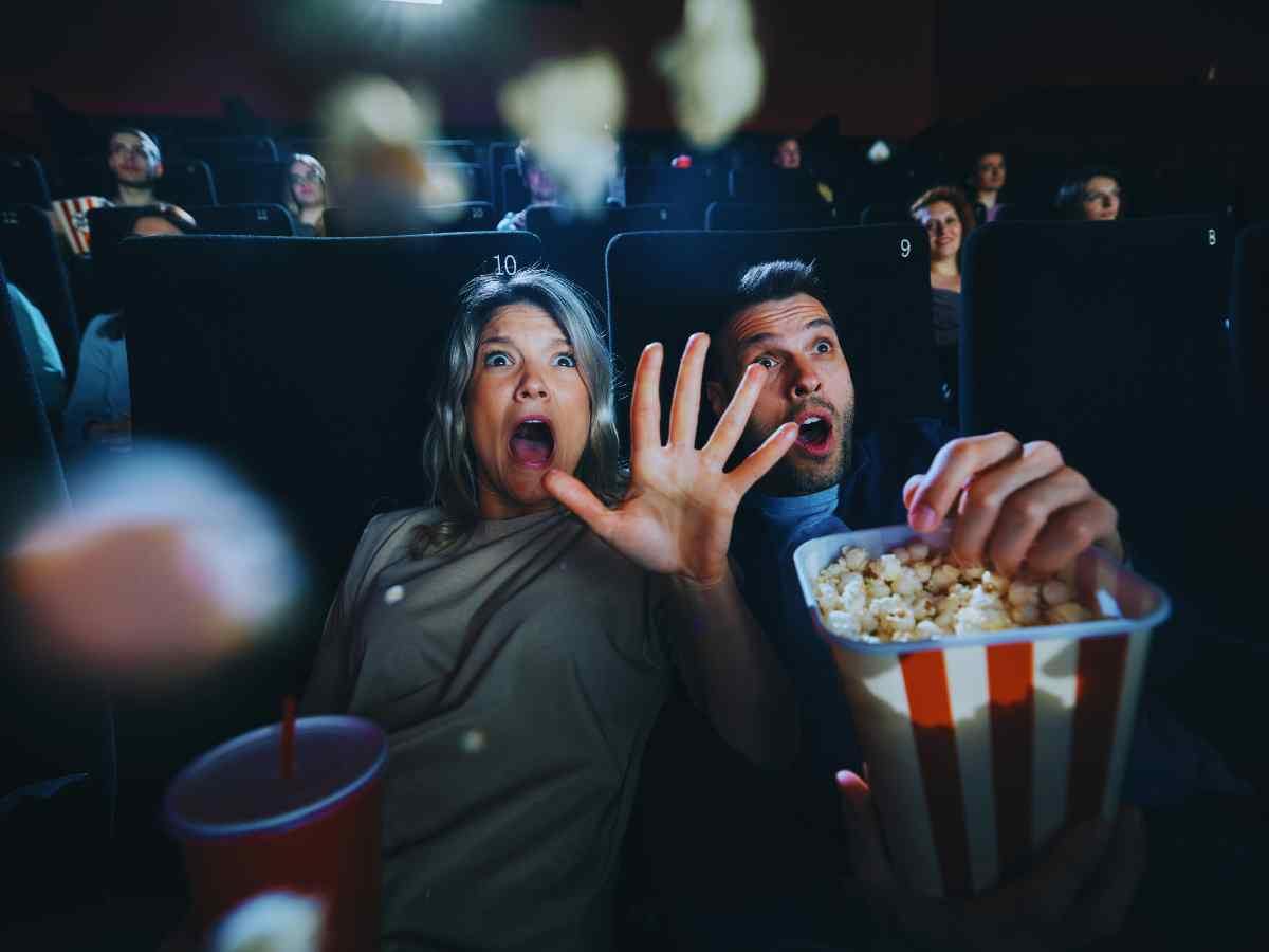 Due persone terrorizzate al cinema