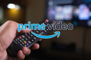 Telecomando, tv e logo Prime Video