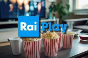 Pop corn sul tavolo e logo RaiPlay