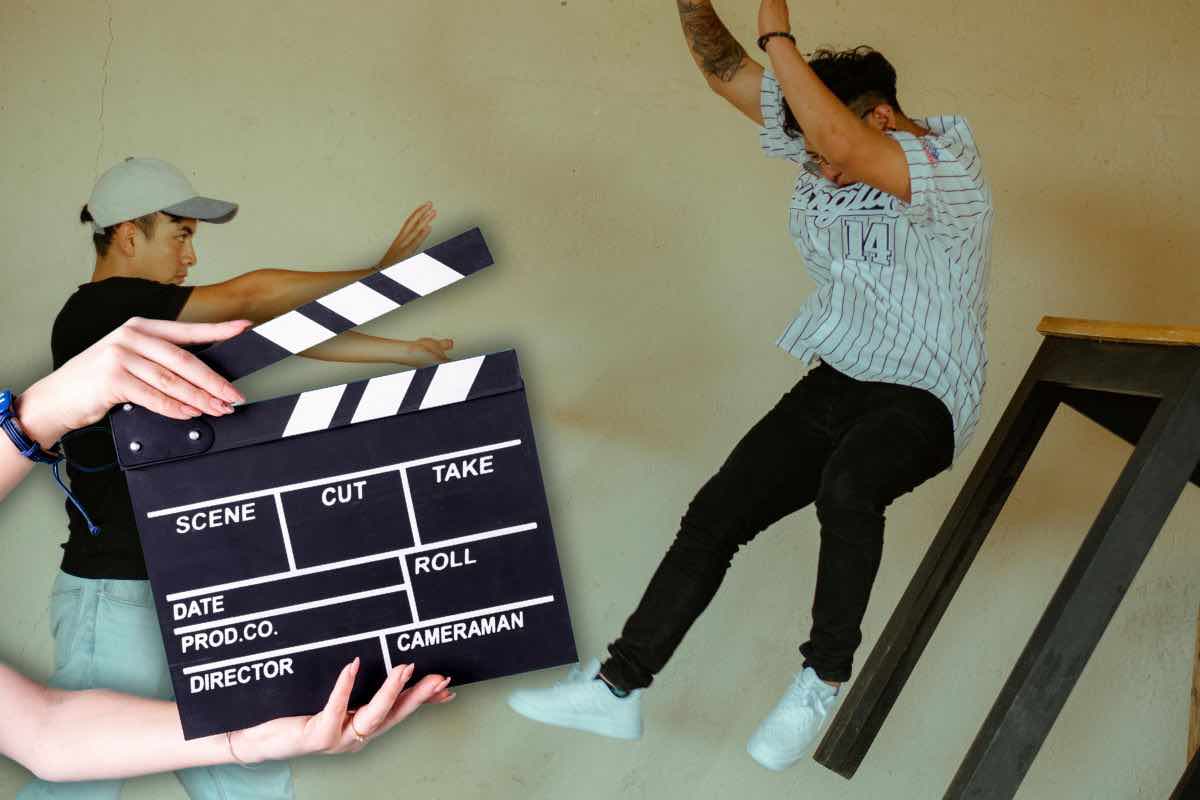 Ciak e persone che si lanciano in secondo piano