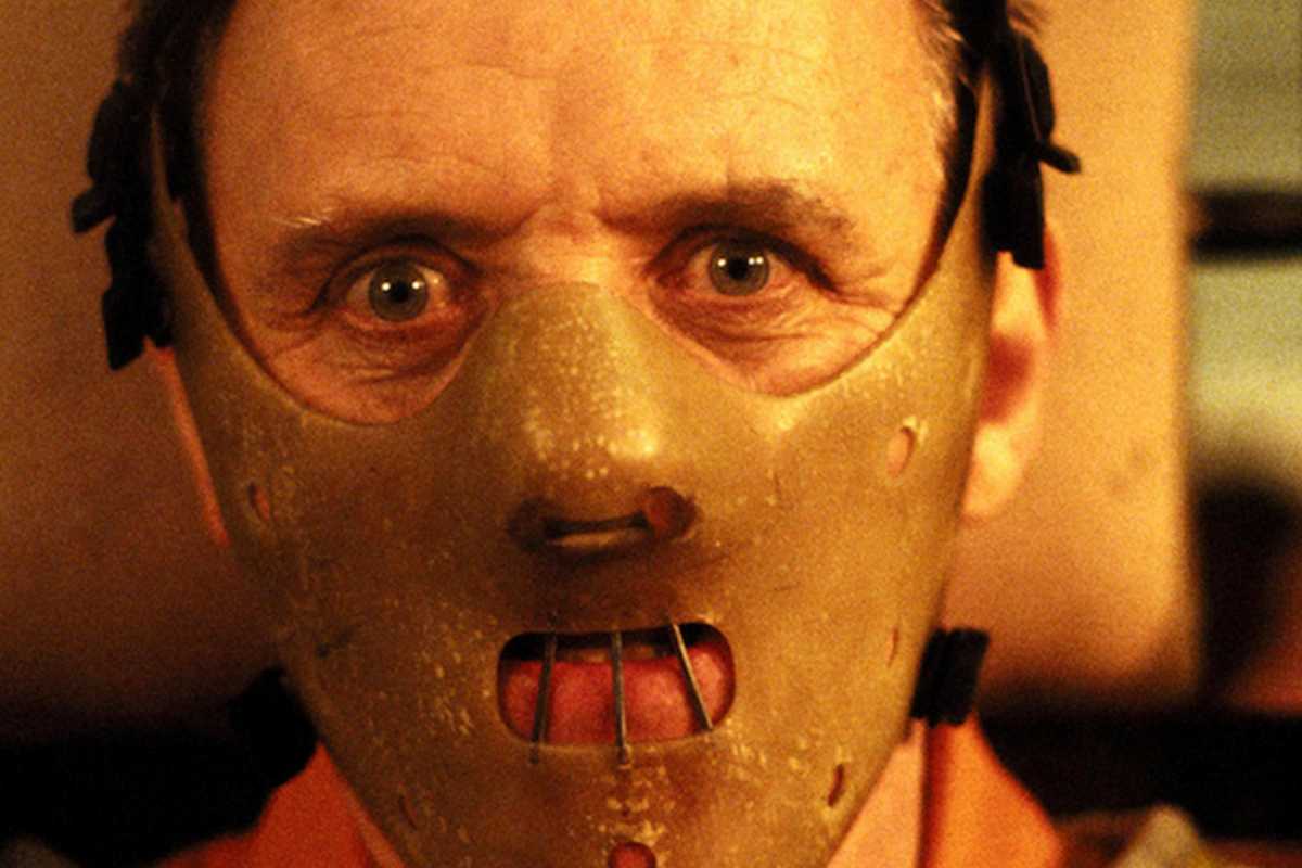 Anthony Hopkins con la maschera del film Il silenzio degli innocenti