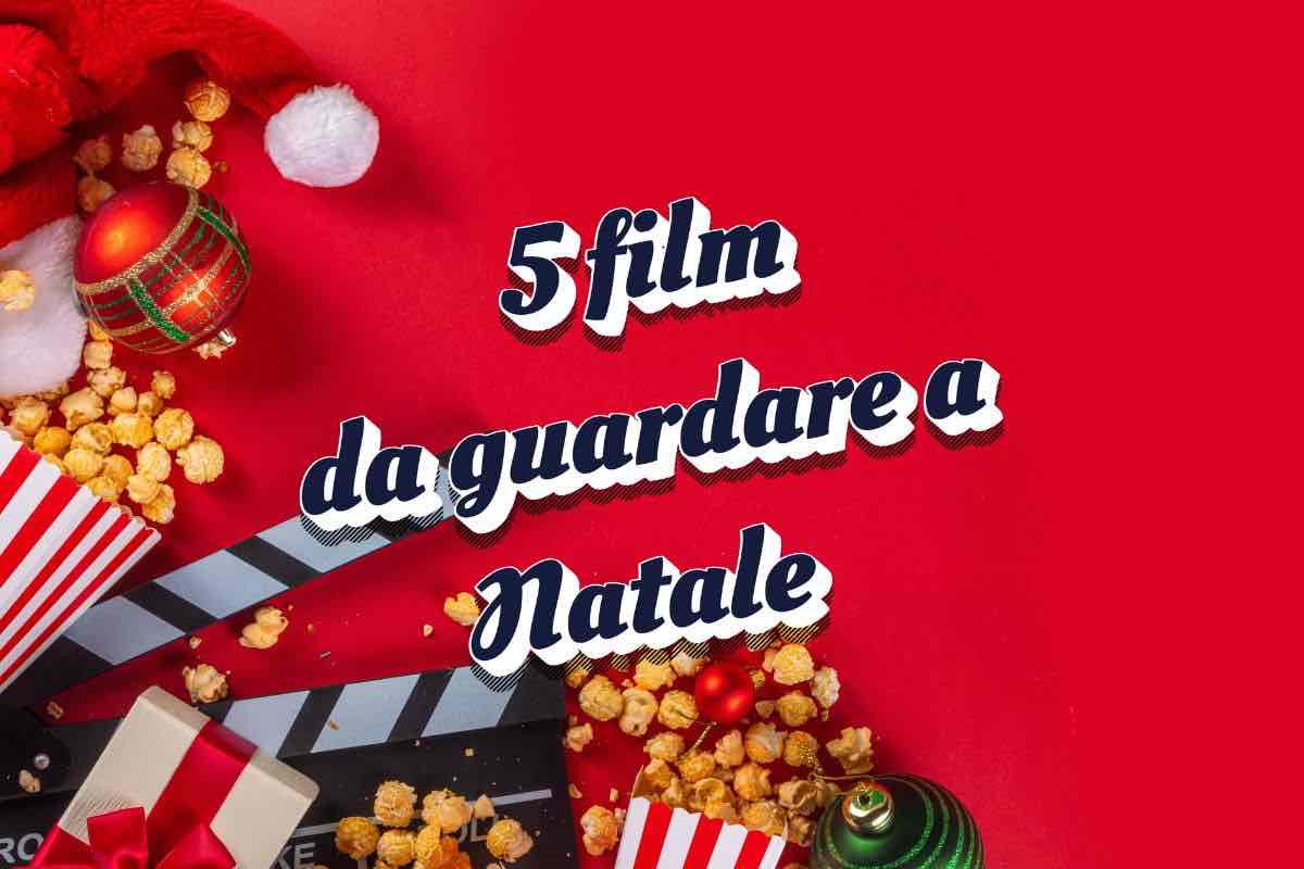 Ciak, decorazioni natalizie, pop corn e scritta "5 film da guardare a Natale"