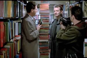 Una scena di Ghostbusters nella biblioteca tra i libri