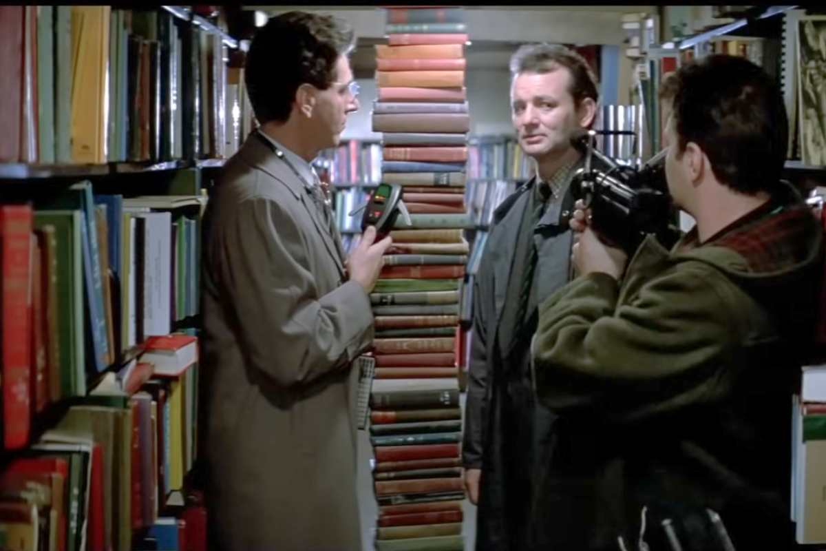 Una scena di Ghostbusters nella biblioteca tra i libri