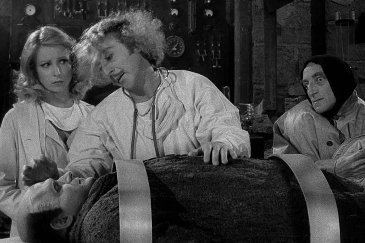 Una scena di Frankenstein Junior con Gene Wilder e la creatura sul lettino