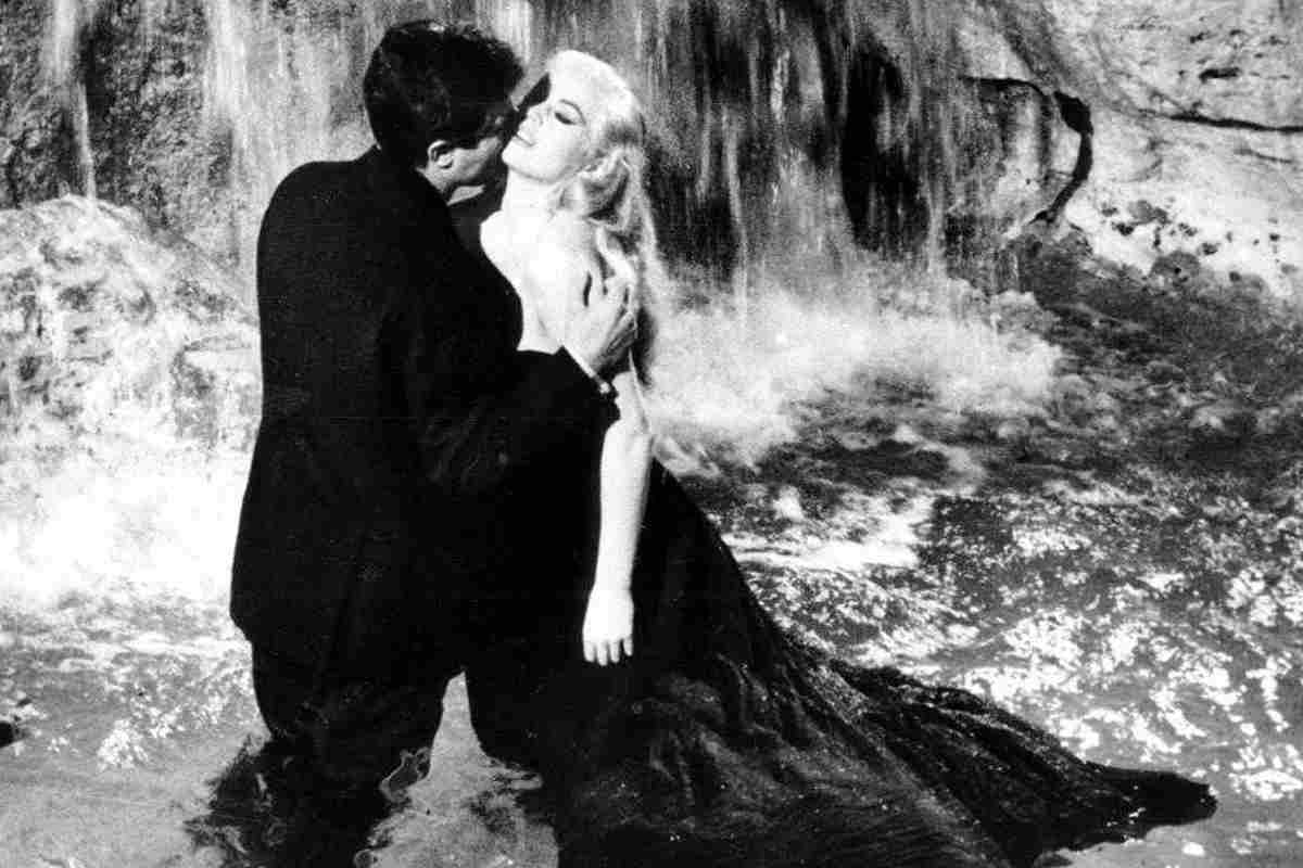 Marcello Mastroianni e Anita Ekberg nella famosa scena del film 'La dolce vita' dentro la fontana di Trevi