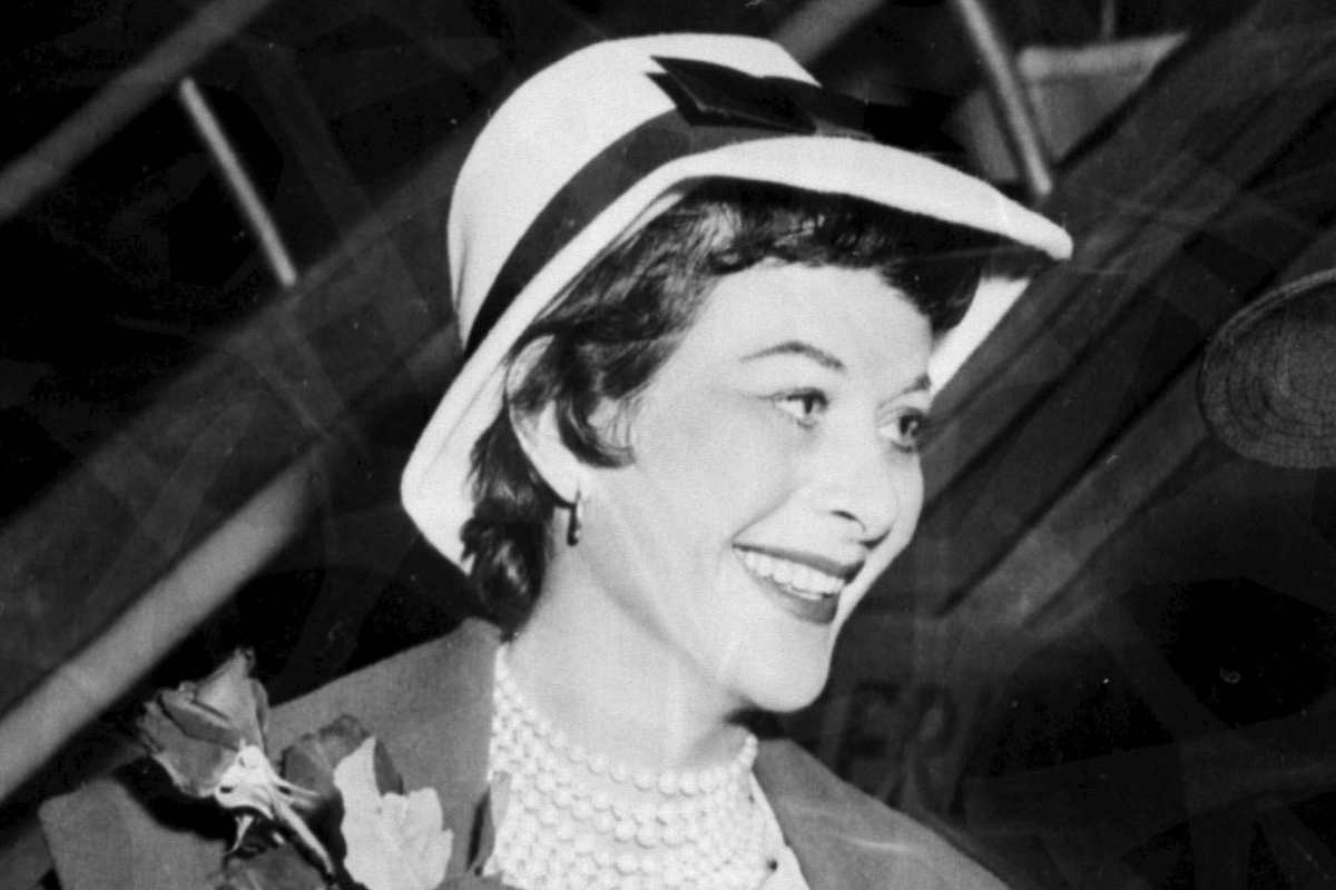 Hedy Lamarr con un cappello in testa e dei fiori in mano