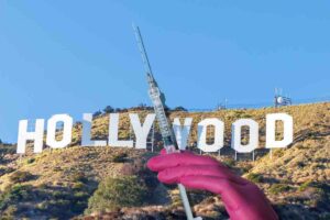 Scritta Hollywood e guanto infermiere con siringa