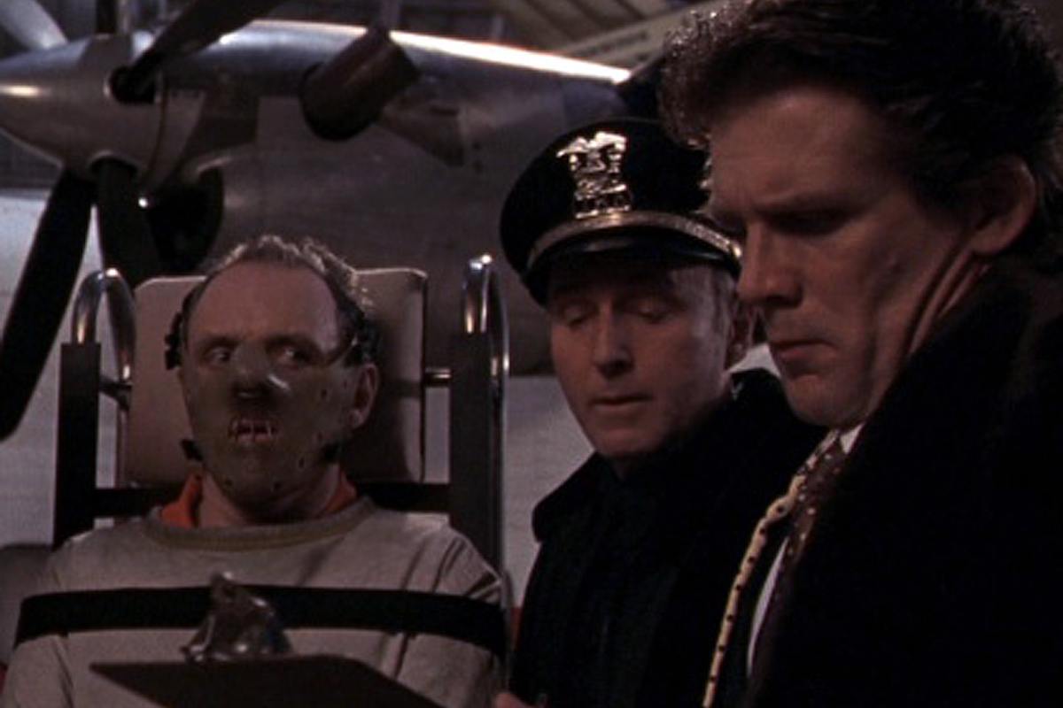 Una scena del film Il silenzio degli innocenti con Hannibal Lecter legato e con la maschera