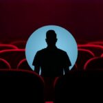 Poltrone cinema e personaggio nascosto