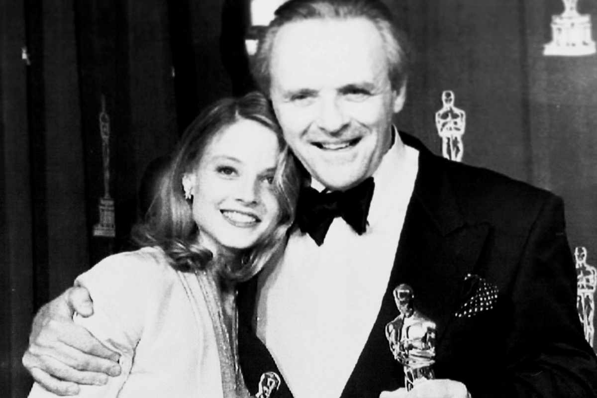 Jodie Foster e Anthony Hopkins si abbracciano con l'Oscar in mano