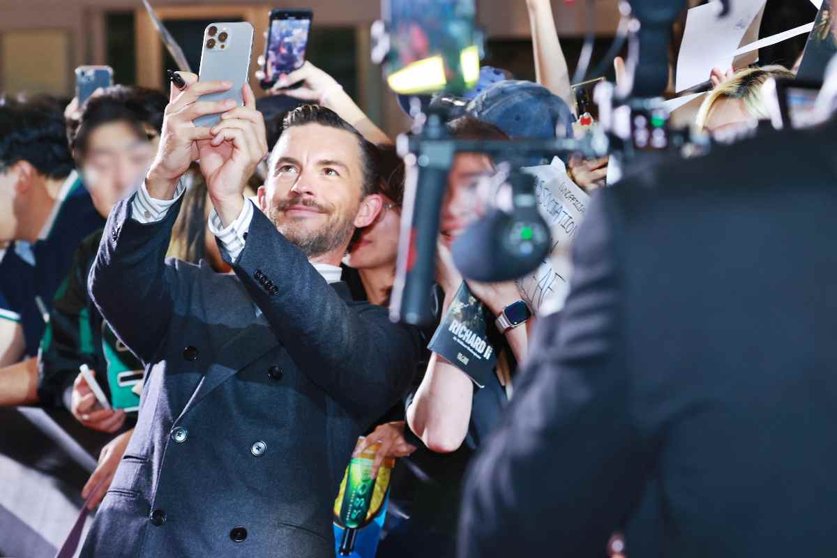 Jonathan Bailey fa un selfie con la folla