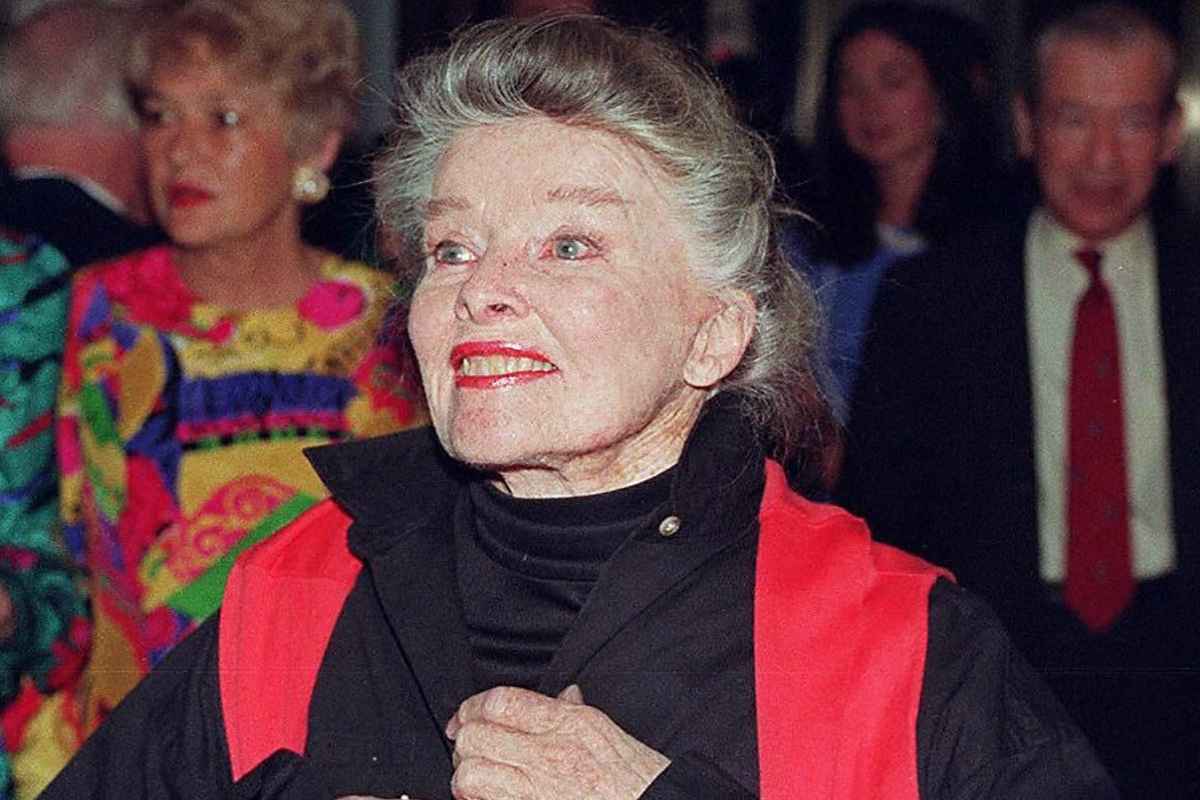 Katharine Hepburn sorride