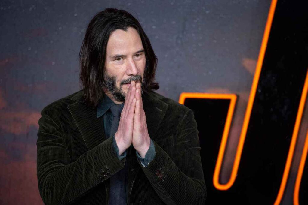 Keanu Reeves a mani congiunte