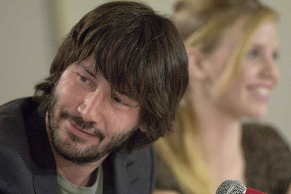 Keanu Reeves con il volto inclinato di lato