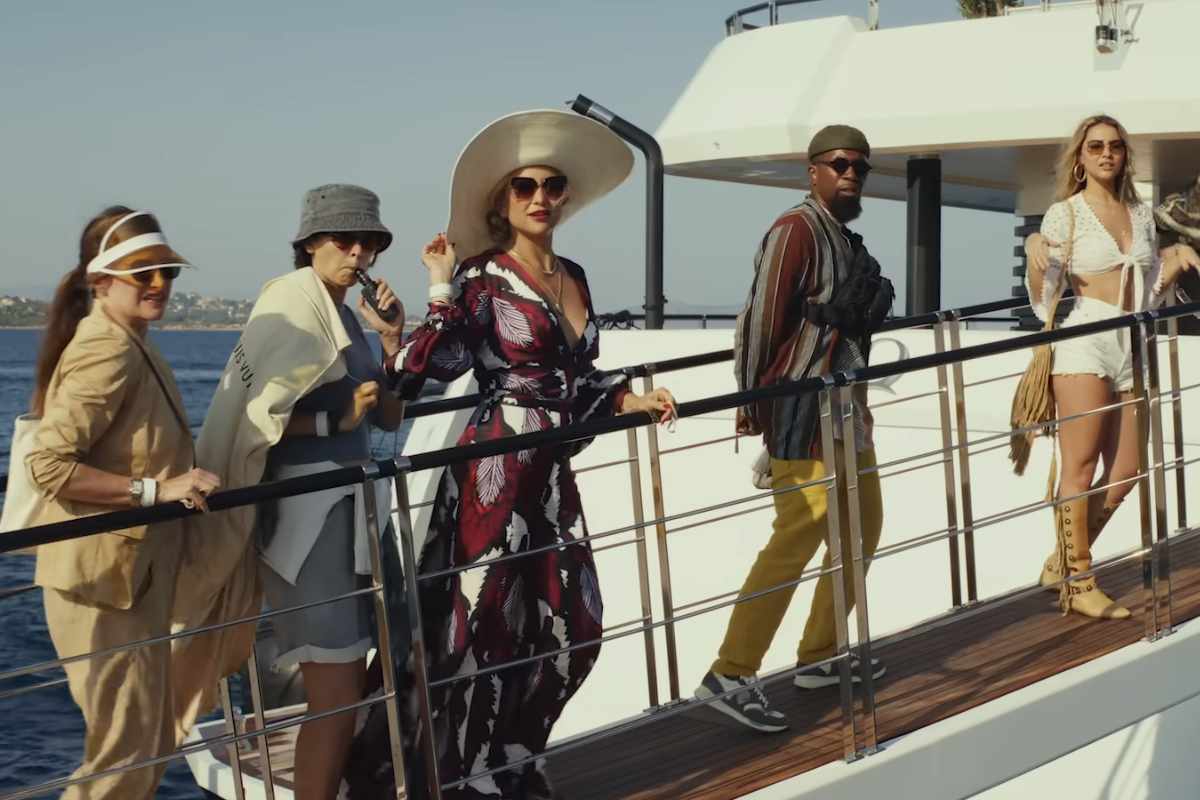 Il cast di Glass Onion sale su uno yacht