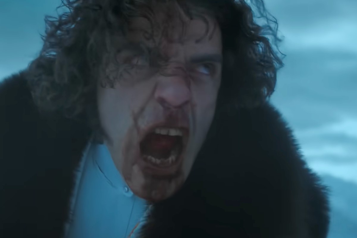 Oscar Isaac urla in una scena di Frankenstein