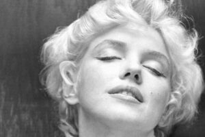 Marilyn Monroe con gli occhi chiusi