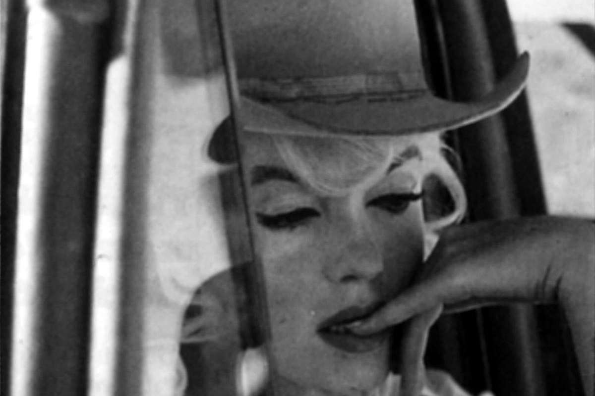 Marilyn Monroe con un cappello da cowgirl in testa e l'aria pensierosa