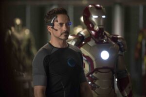 Robert Downey Jr con accanto l'armatura di Iron Man
