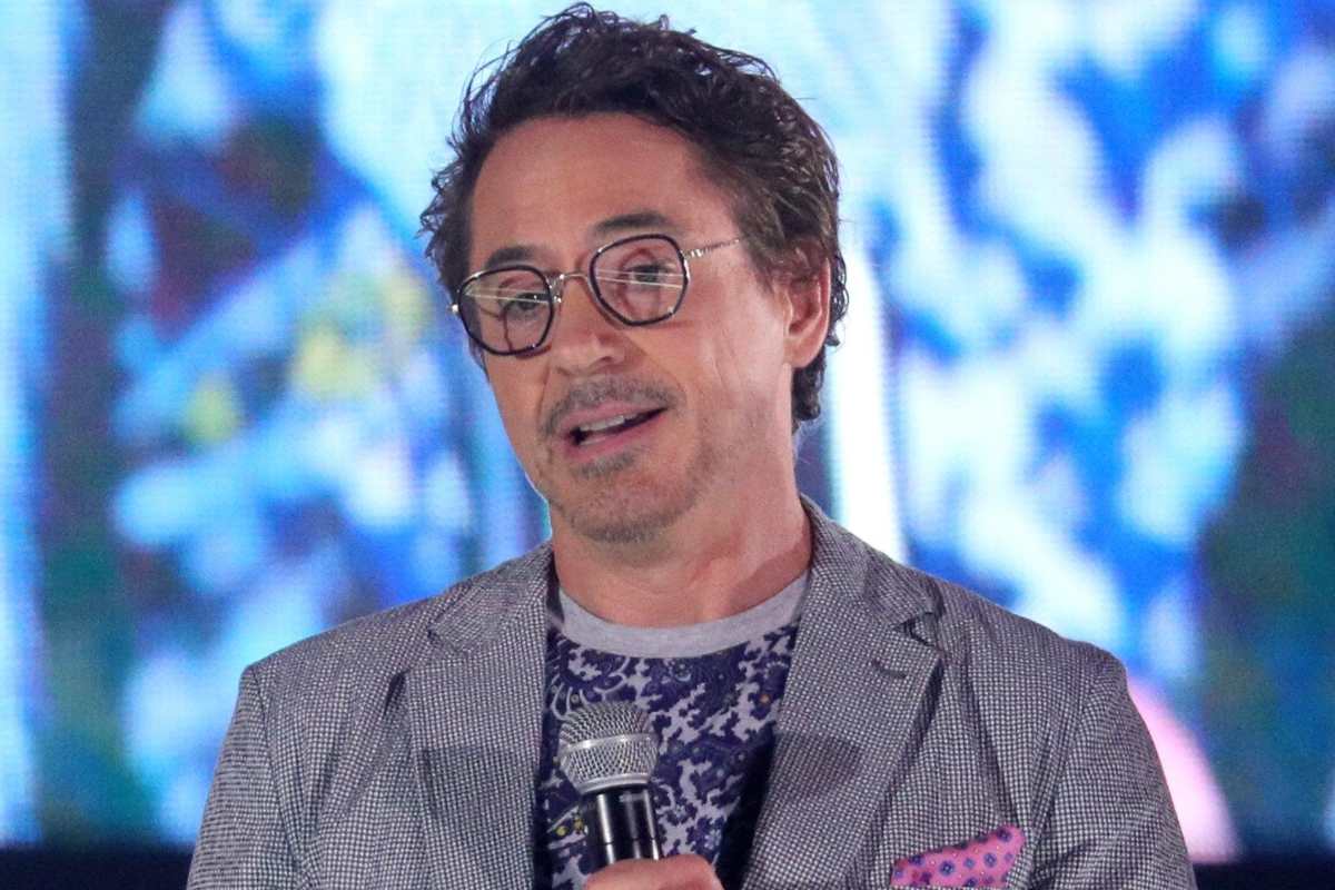 Robert Downey Jr investimento Marvel, con il microfono in mano