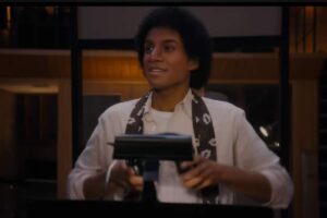 Jaafar Jackson nei panni di Michael Jackson indossa della cuffie per registrare una canzone