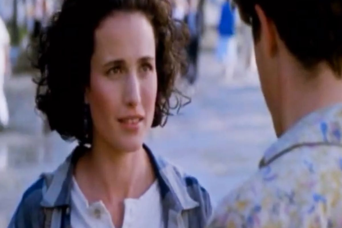 Andie MacDowell e Hugh Grant in una scena del film 'Quattro matrimoni e un funerale'