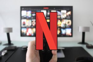 Schermo tv e logo Netflix
