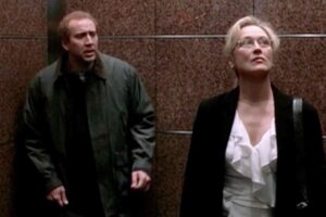 Nicholas Cage e Meryl Streep in ascensore in una scena del film 'Il ladro di orchidee'