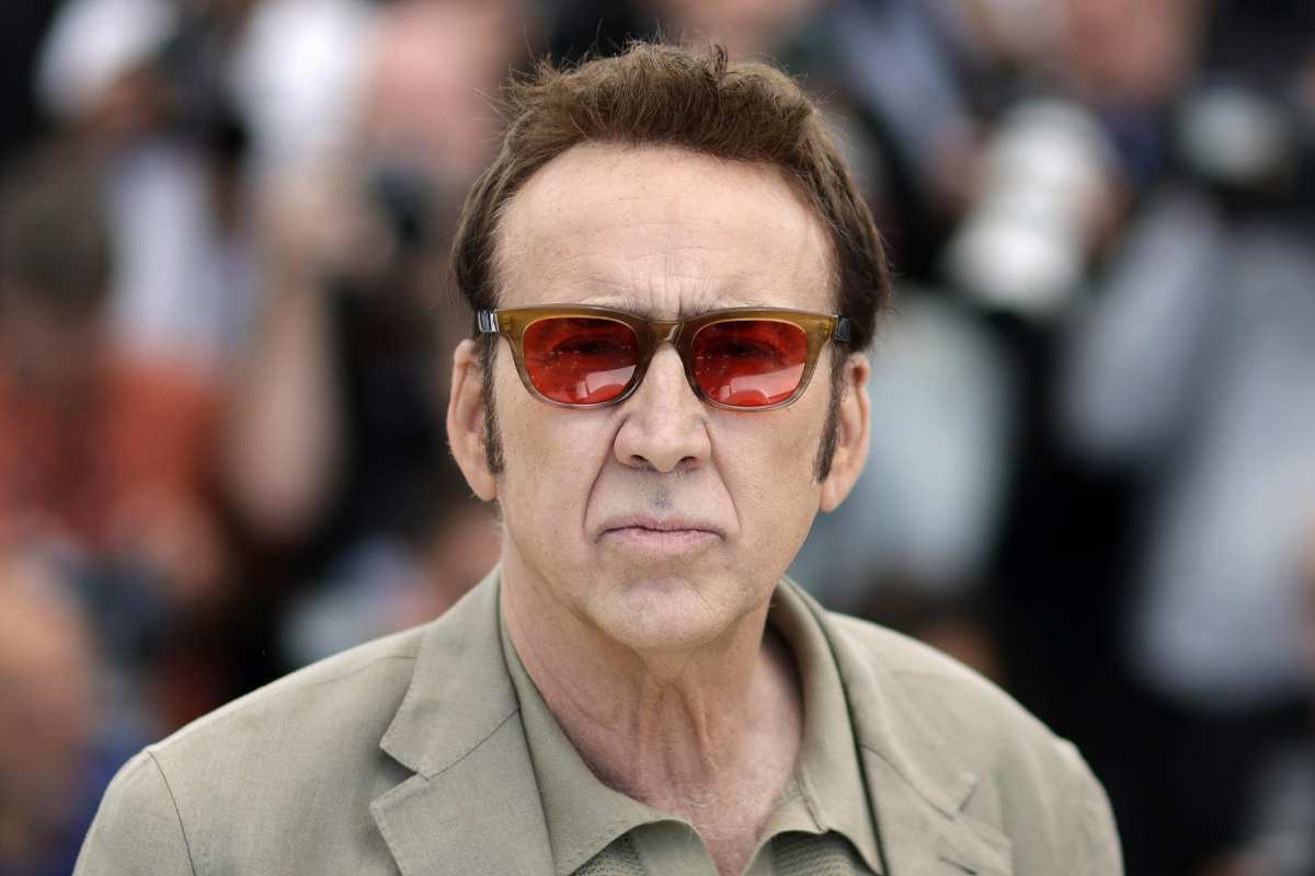 Nicolas Cage con gli occhiali da sole in primo piano