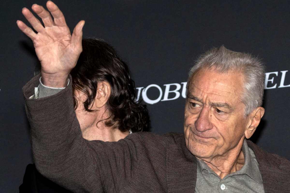 Robert De Niro saluta