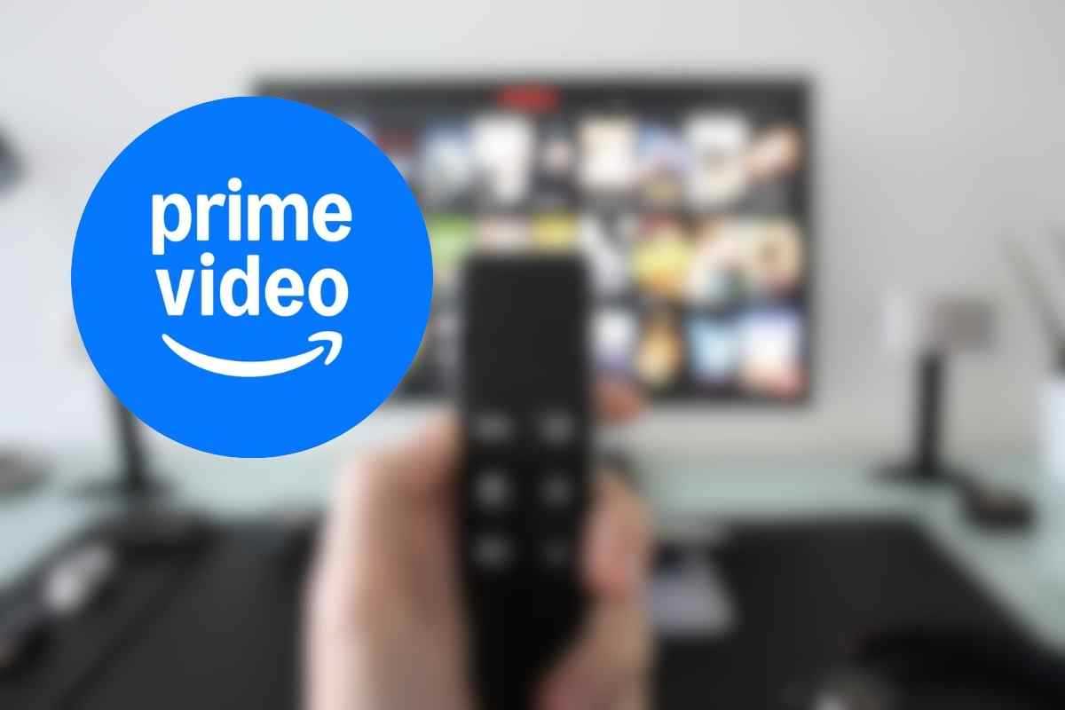 Telecomando con televisore sullo sfondo e la scritta Prime video