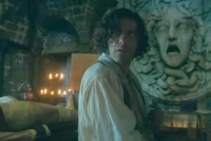 Oscar Isaac in una scena di Frankenstein