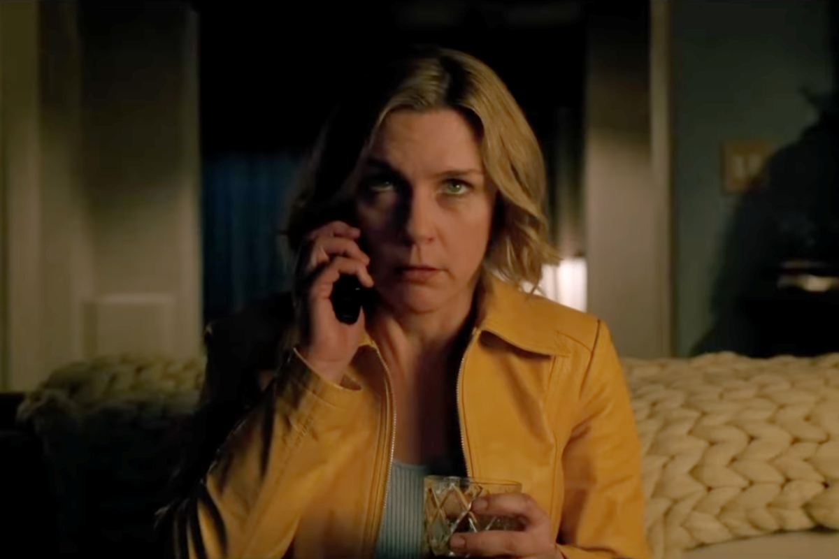 Rhea Seahorn in una scena di Pluribus con il telefono in mano e gli occhi sgranati