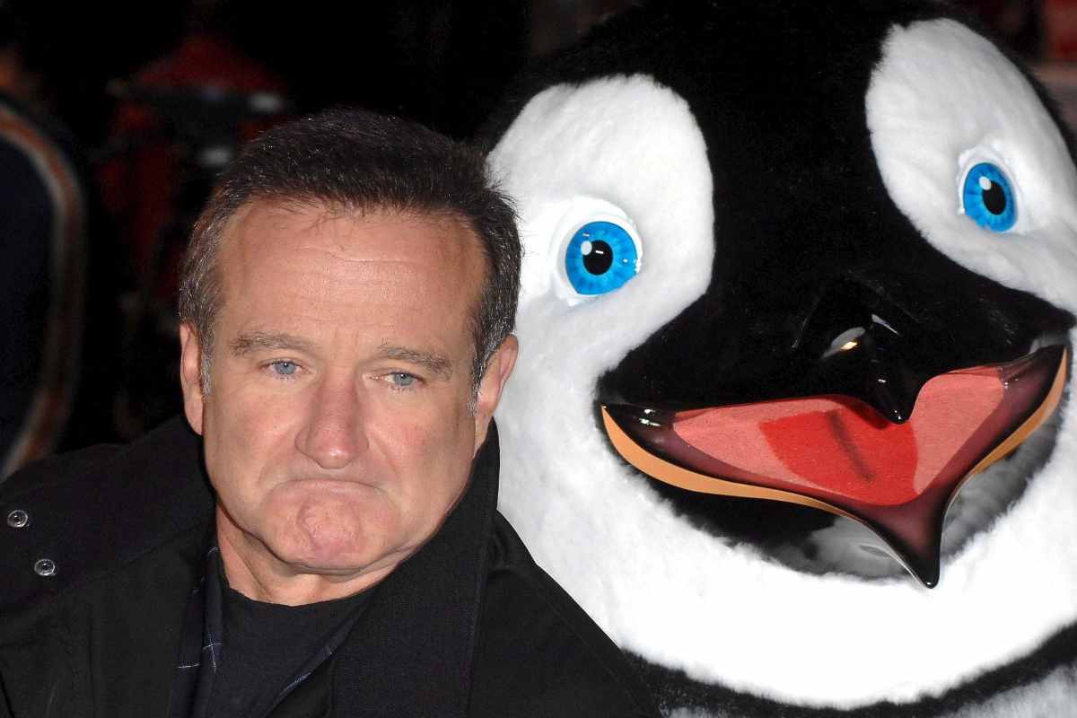 Robin Williams con un peluche di pinguino