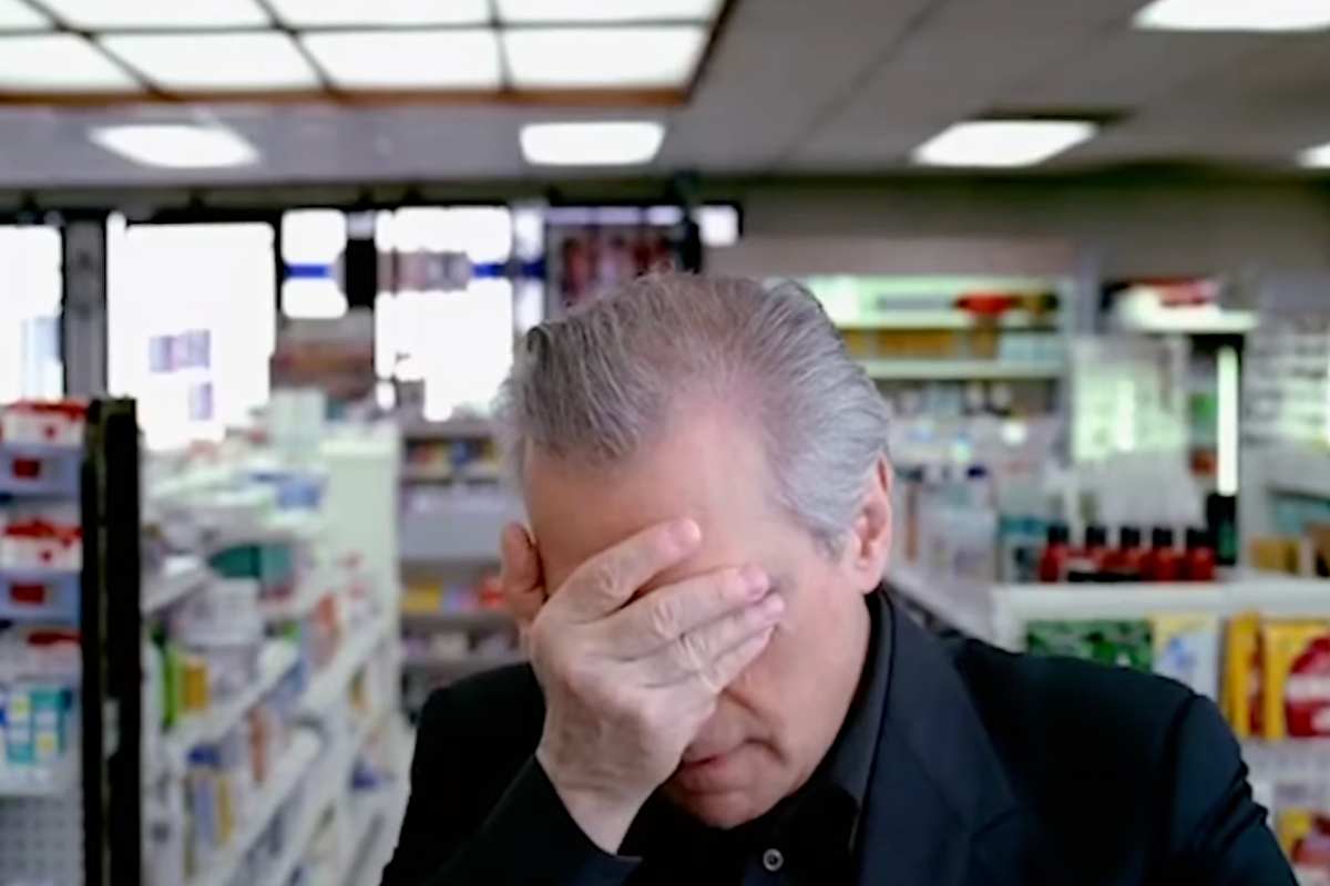 Martin Scorsese con la mano sul viso sconfortato