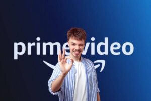 Ragazzo che fa segno "Ok" davanti al logo Prime Video