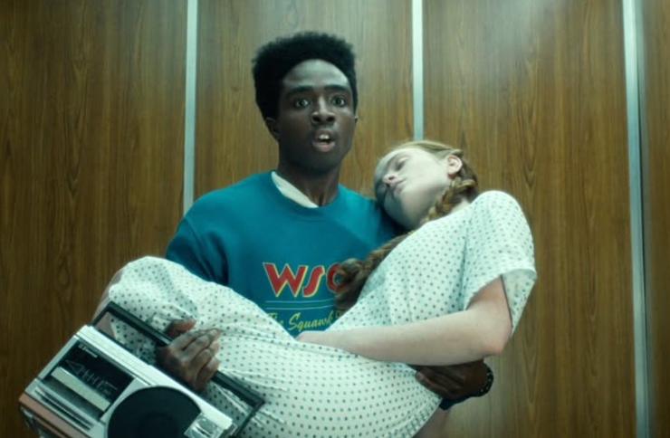 Lucas che trasporta Max fuori dall'ospedale in una scena di Stranger Things
